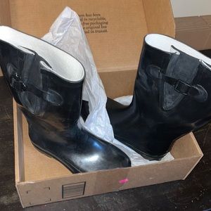 Wide calf rain boots
